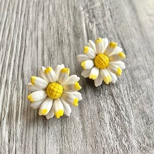 VTG Yellow & White Enamel Metal Daisy Flower Clip Earrings